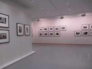 Ausstellung: Barbara Köppe – Das (de)konstruierte Glück